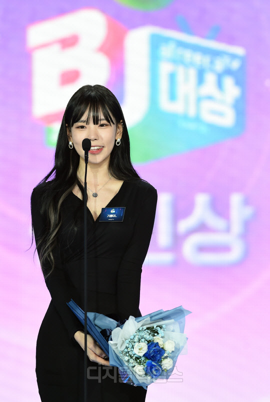 [포토]BJ 기룡이 `아프리카TV, 신인상 받았어요` | 디지털타임스